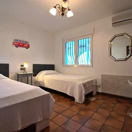 Con Piscina Para 8 Personas Holiday home